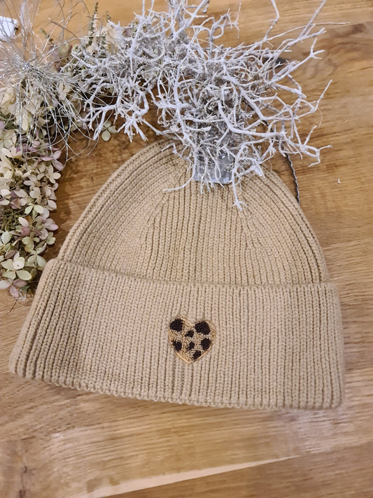 Mütze beige mit Leo Herz
