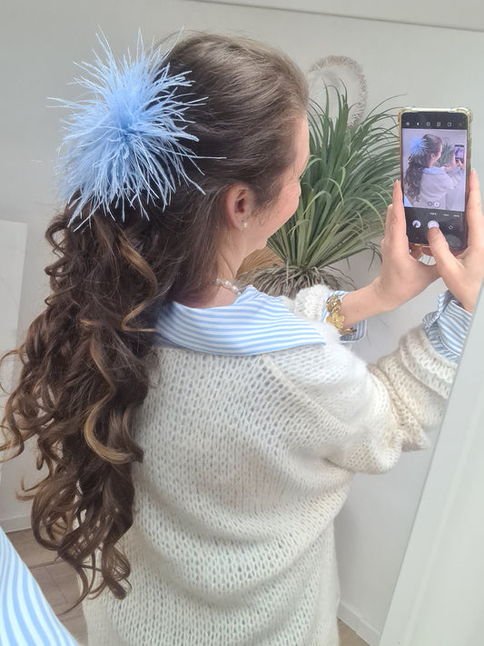 Federbrosche / Haarspange hell blau