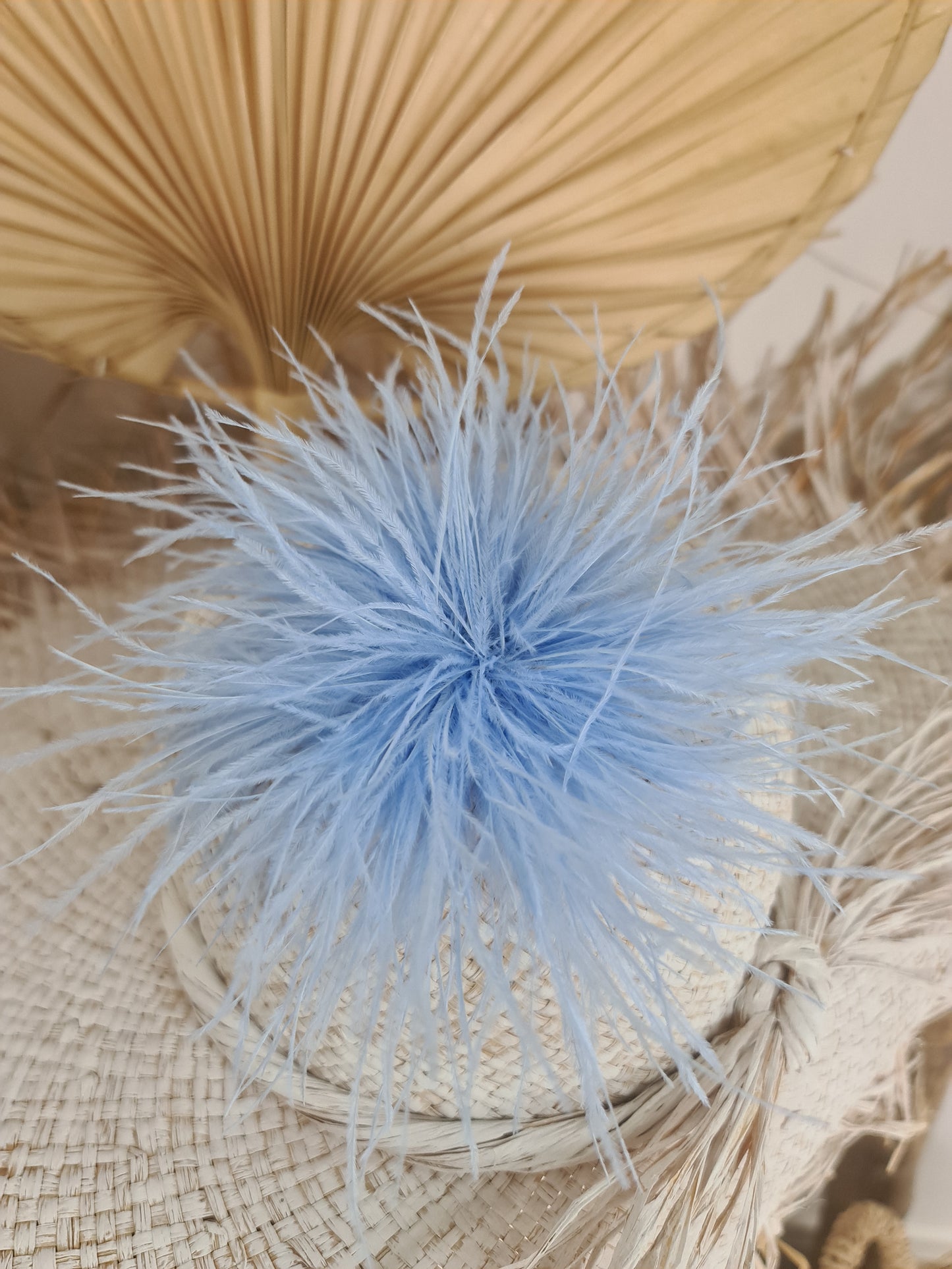 Federbrosche / Haarspange hell blau